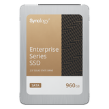 SSD SATA de 2,5″ Serie Enterprise | 960 GB | Alto Rendimiento Estable | Resistencia Empresarial | Protección de Datos Integral | Análisis de Vida Útil | Compatibilidad con Synology DSM | Garantía de 5 Años